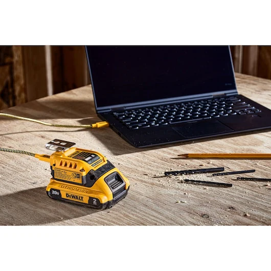 Dewalt 20V MAX*/FLEXVOLT ® 5 Amp USB Charging Kit - Image 2