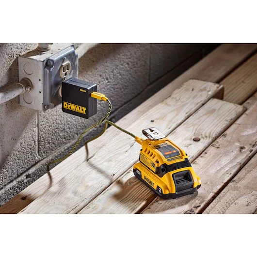 Dewalt 20V MAX*/FLEXVOLT ® 5 Amp USB Charging Kit - Image 3