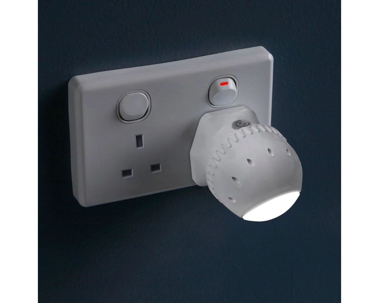 Dreambaby Swivel Auto-Sensor LED Night Light - Image 2