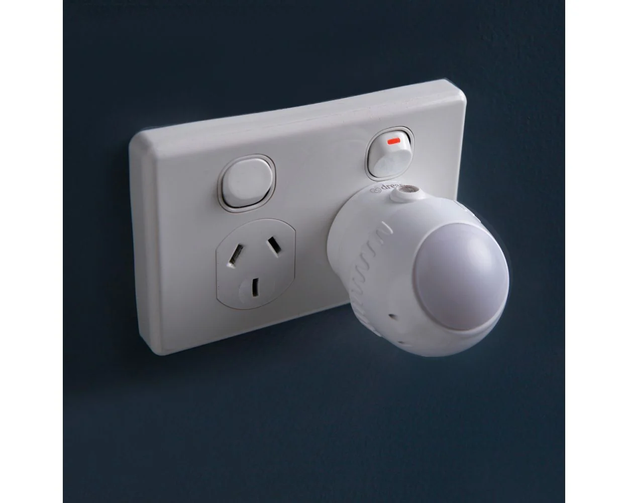 Dreambaby Swivel Auto-Sensor LED Night Light - Image 4