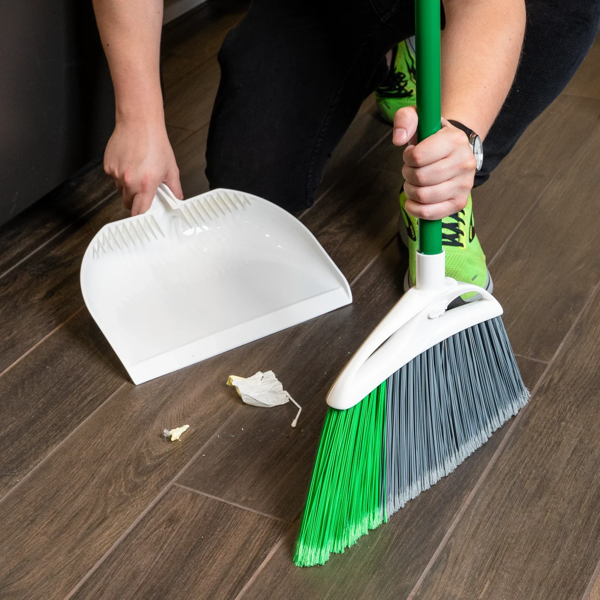 Libman XL Indoor/Outdoor Angle Broom with Dustpan - Image 3