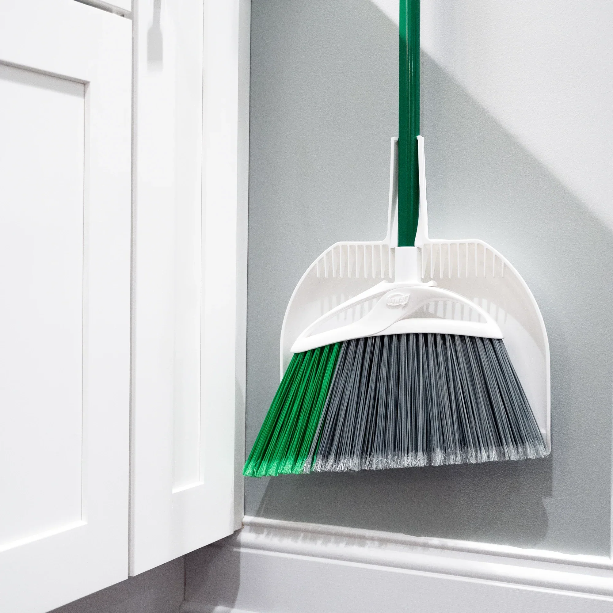 Libman XL Indoor/Outdoor Angle Broom with Dustpan - Image 4