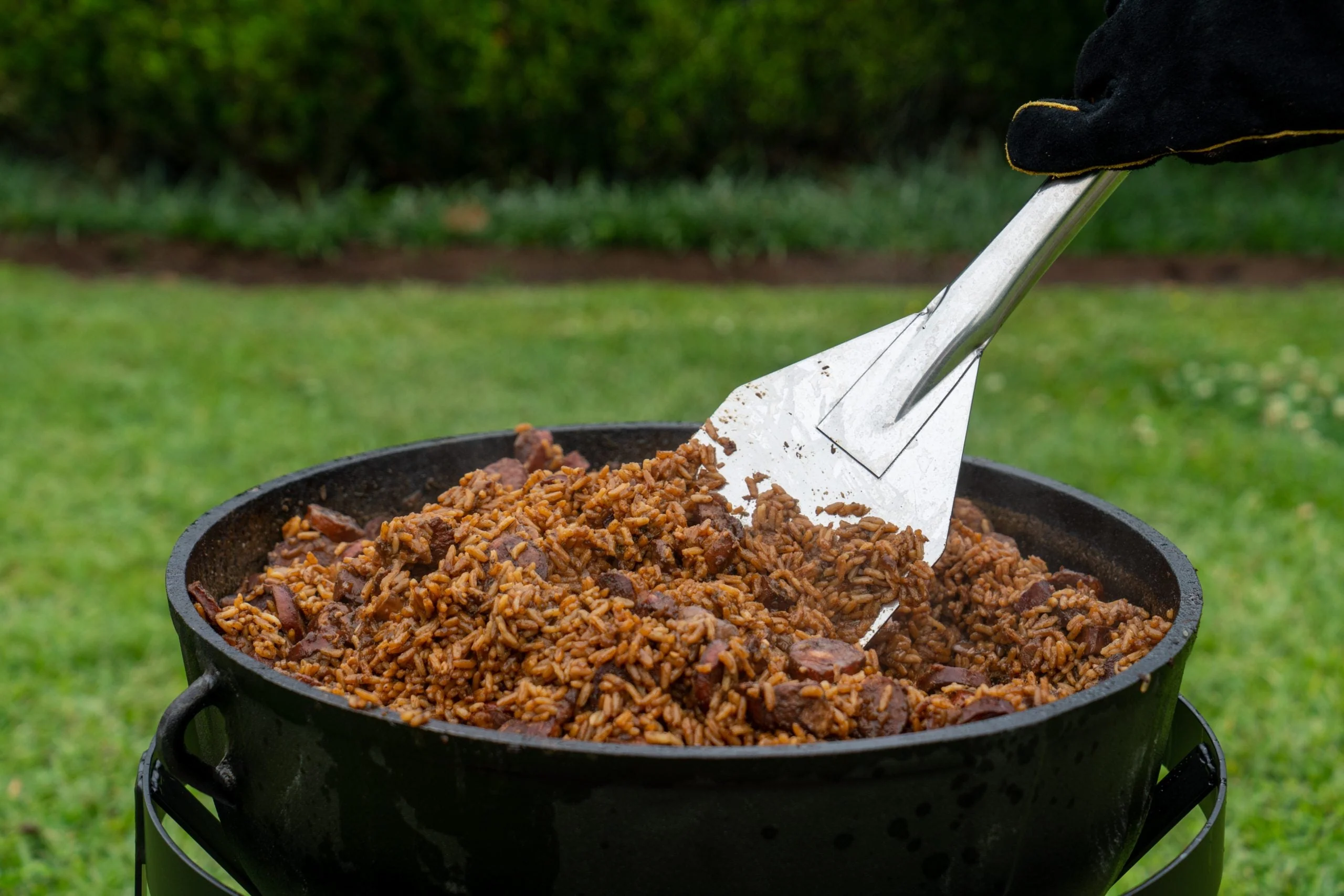 Metal King Pre-Seasoned Cast Iron Dutch Oven - Image 2