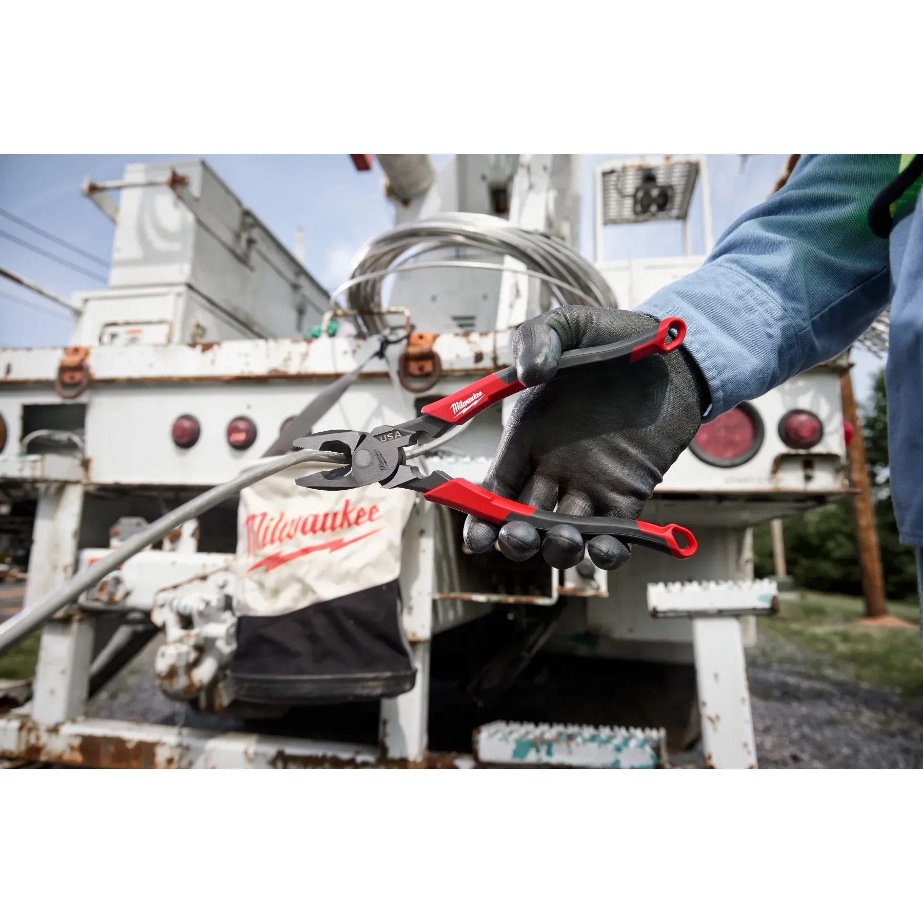 Milwaukee 9" Lineman's Comfort Grip Pliers w/ Thread Cleaner (USA) - Image 4