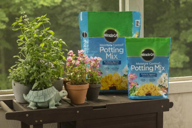 Miracle-Gro® Moisture Control® Potting Mix - Image 2