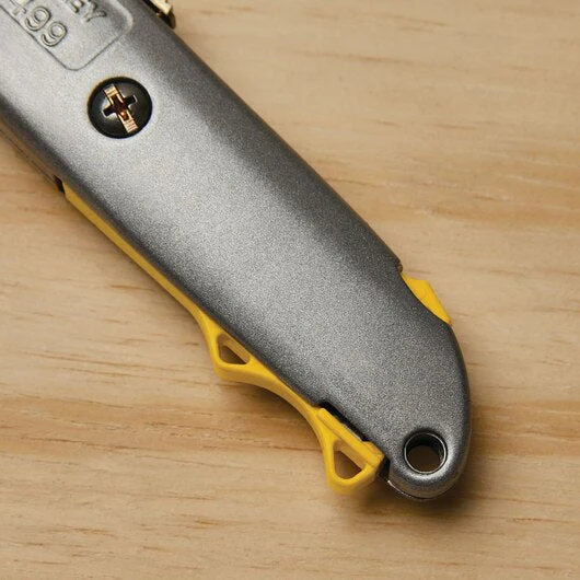 Stanley Black & Decker 6-3/8 in Quick Change Retractable Utility Knife - Image 3