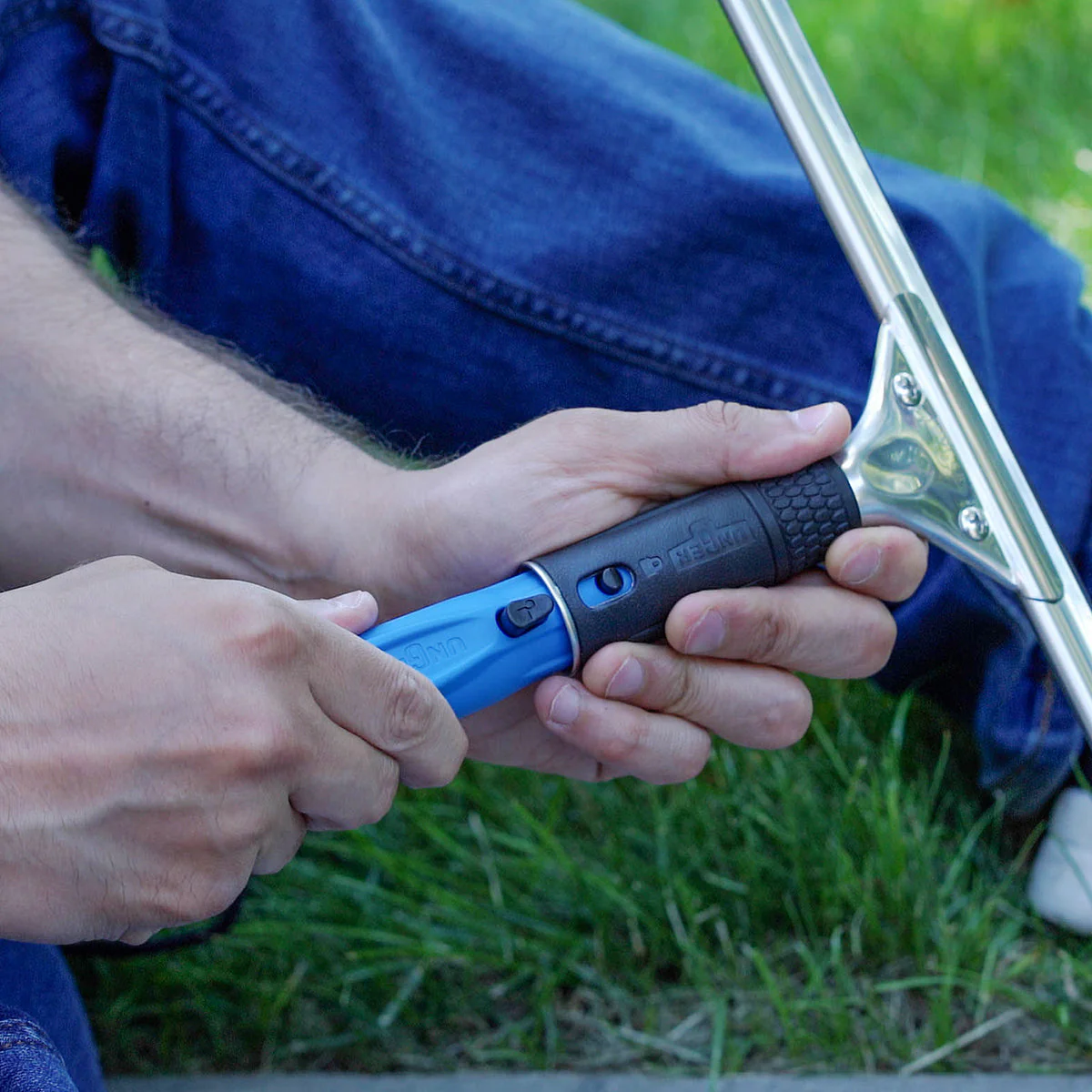 Unger Aluminum Telescopic Pole w/ Connect & Clean Locking Cone and Quick-Flip Clamps - Image 4