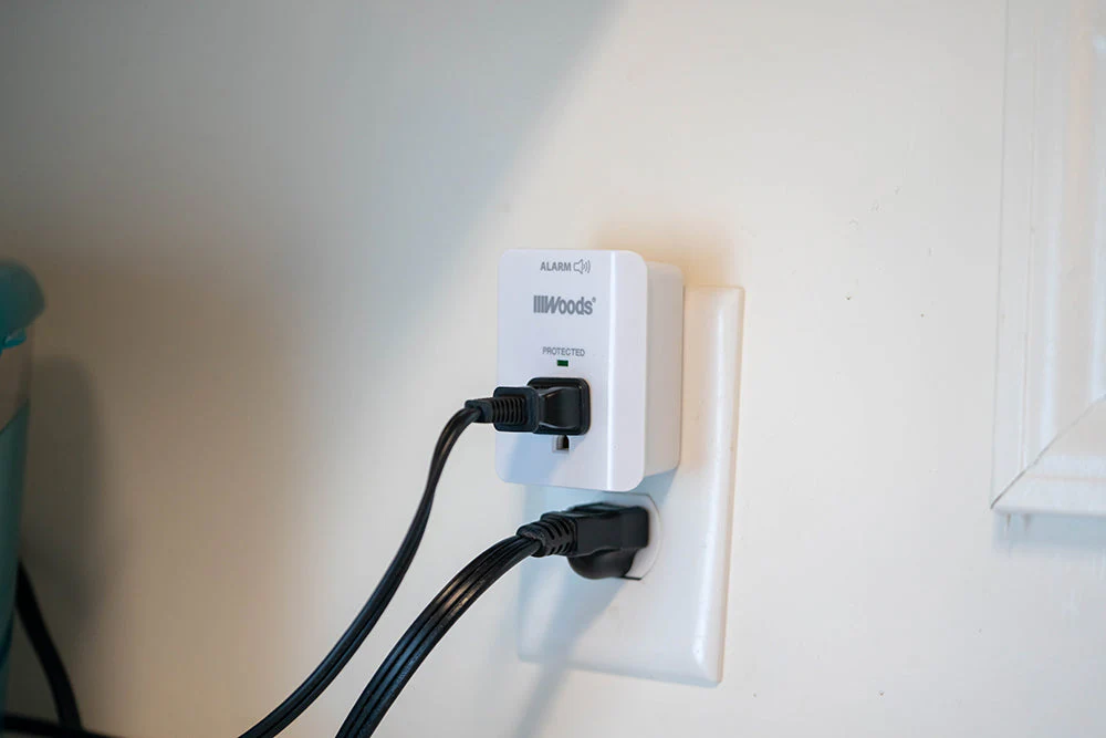 Woods® 1-Outlet Surge Tap With Appliance Alarm - Image 2